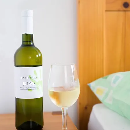 Bed & Breakfast Juhfark és Borház 3*
